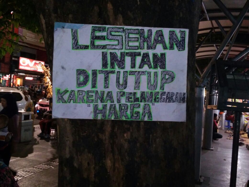 Penampakan lesehan Intan yang ditutup paksa (Foto: Batok.co)