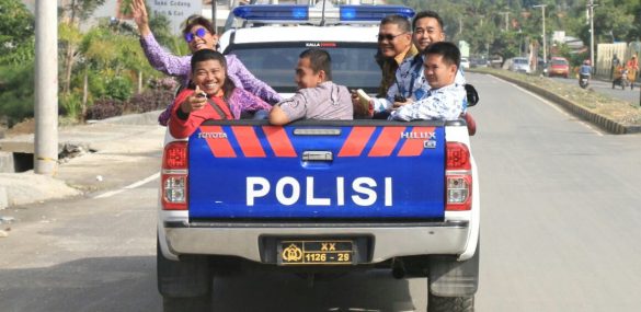 Susi Pudjiastuti naik mobil pickup.