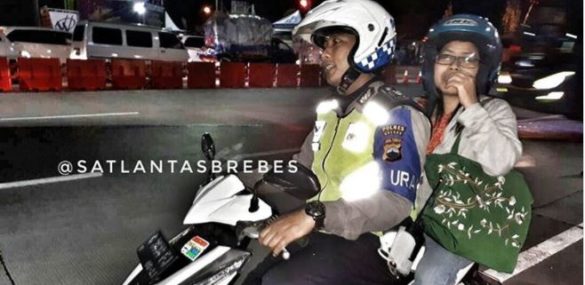 Bersama pak polisi, si ibu pun mencoba mengejar bus yang meninggalkannya saat lagi buang air kecil.