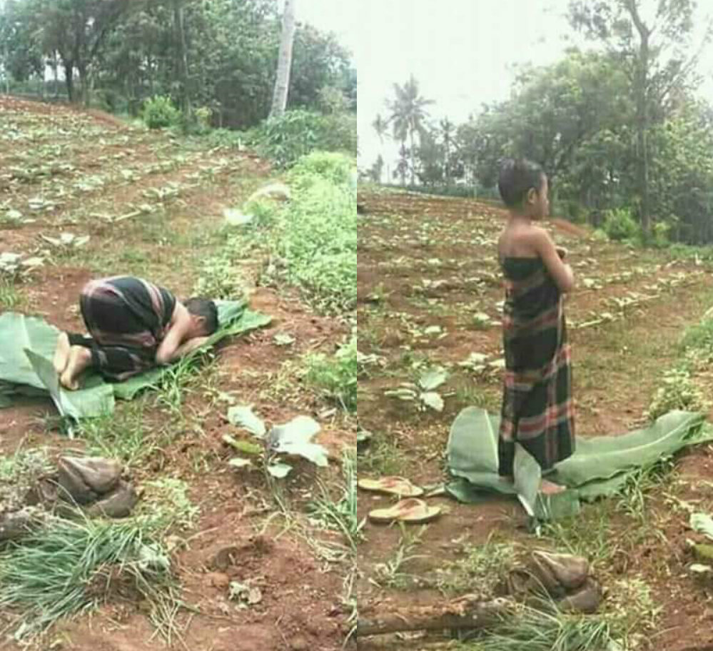 Netizen puji foto anak 'solat di kebun beralas daun pisang 