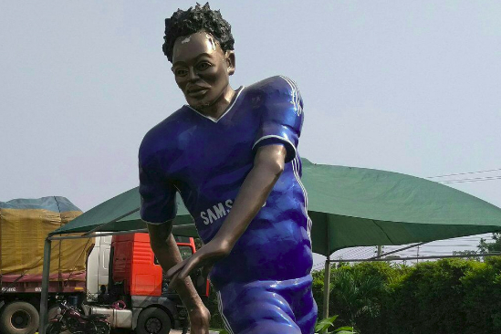 Lupakan patung Cristiano Ronaldo, punya Michael Essien 