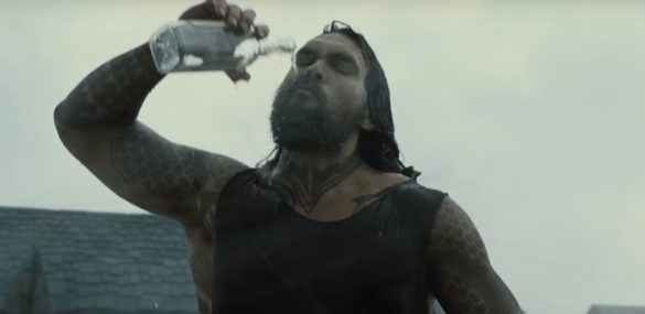 Tidak untuk ditiru. Adegan Aquaman minum alkohol dan buang botol sembarangan di laut. Source: Trailer Justice League